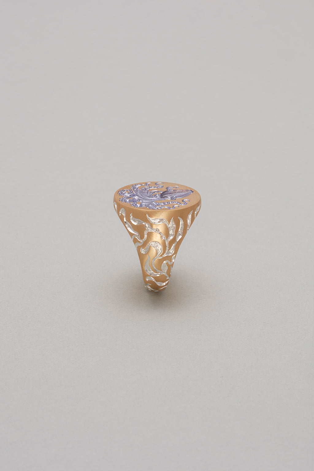 Gold ring with Octopus engraved on the face and seaweed on the sides