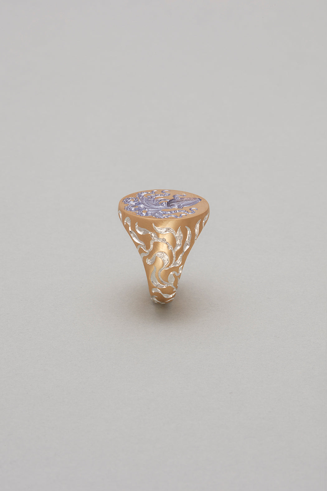Gold ring with Octopus engraved on the face and seaweed on the sides