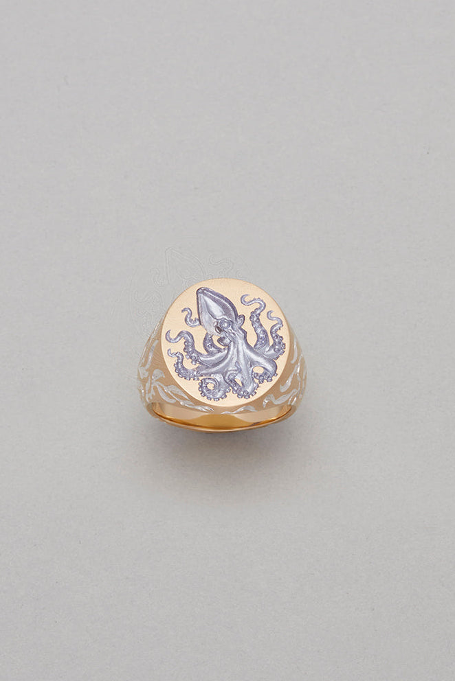 Gold ring with Octopus engraved on the face
