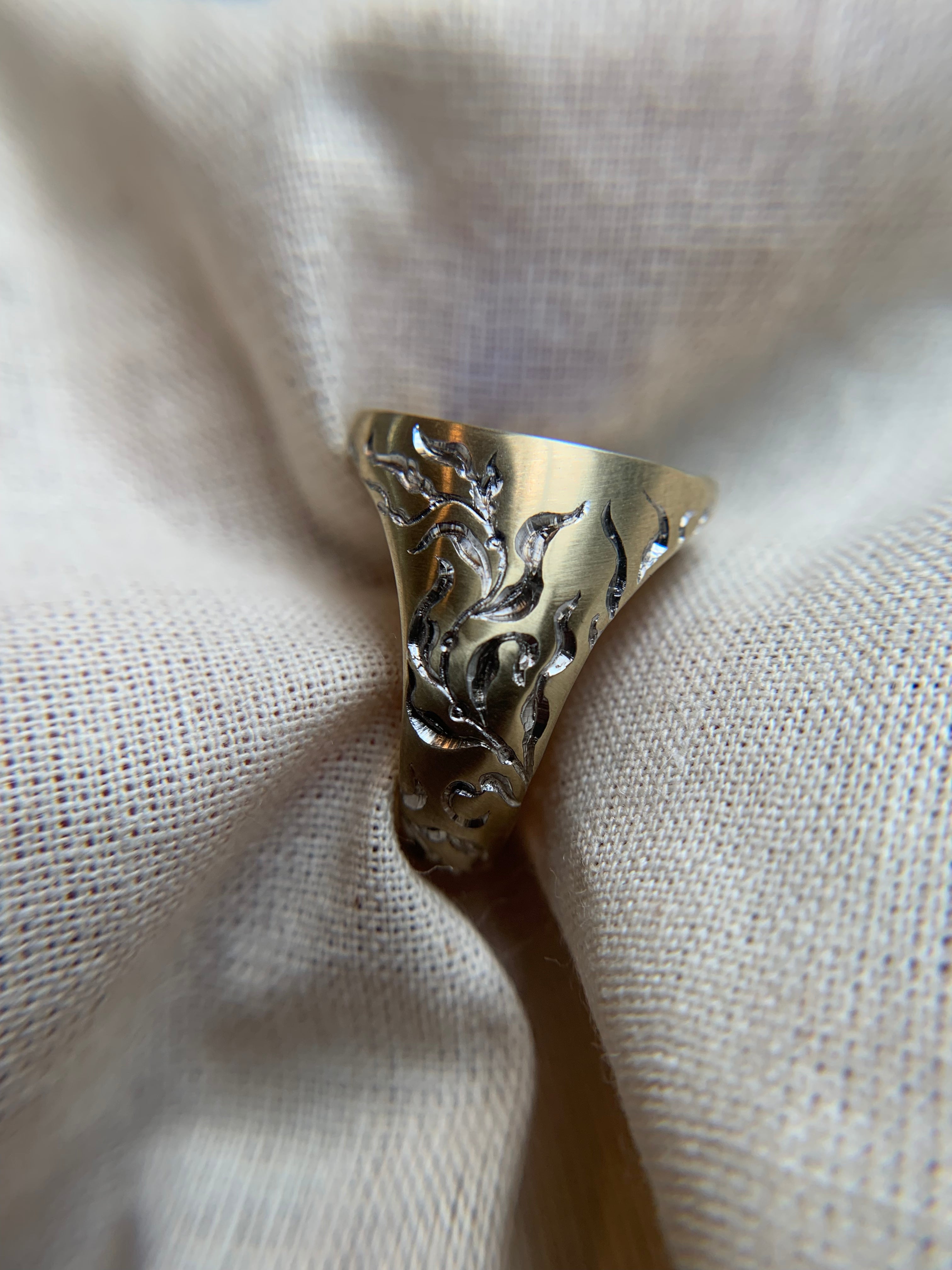 Gold ring with Octopus engraved on the face and seaweed on the sides