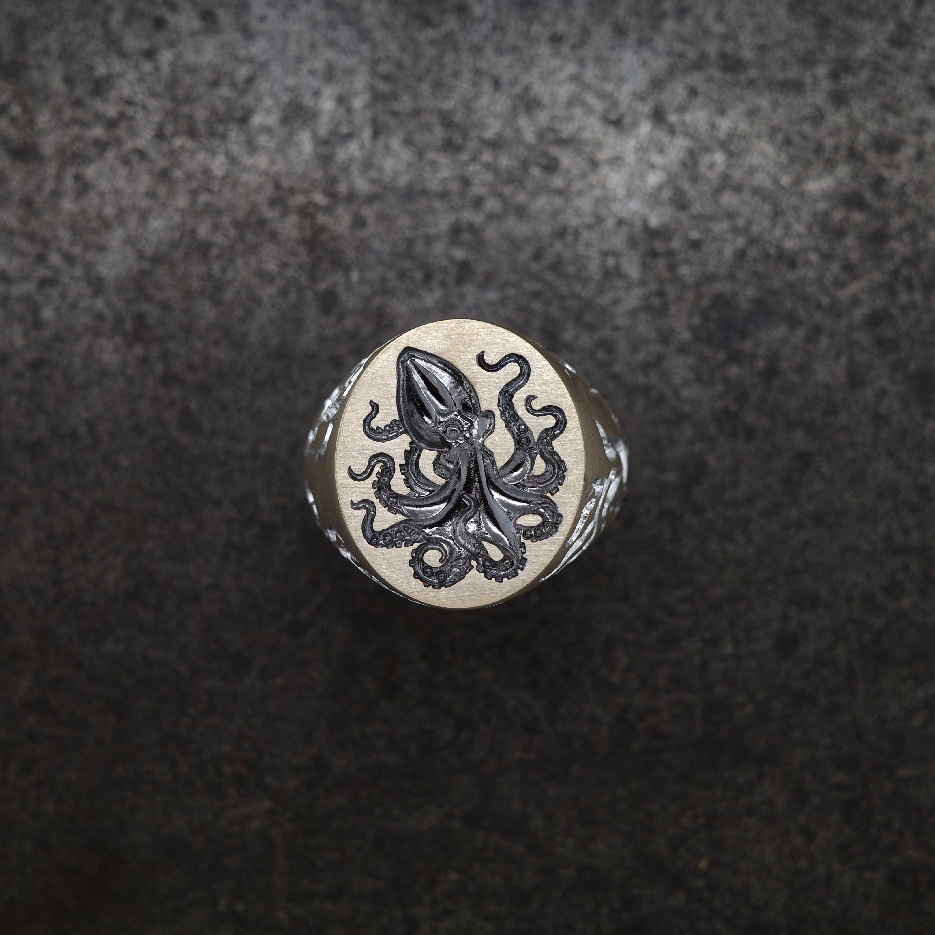  Gold ring with Octopus engraved on the face and seaweed on the sides